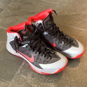 Nike mens basketball sneaker. Size 10. Only worn indoors!